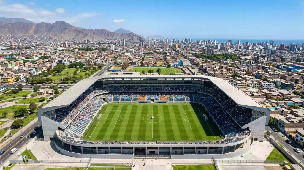 Mapa de Latinoamérica con iconos de apuestas deportivas y un balón de fútbol MLS en primer plano