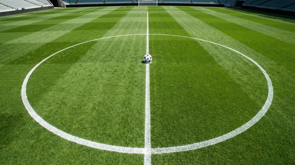 Escudo de la MLS sobre césped de un campo de fútbol profesional